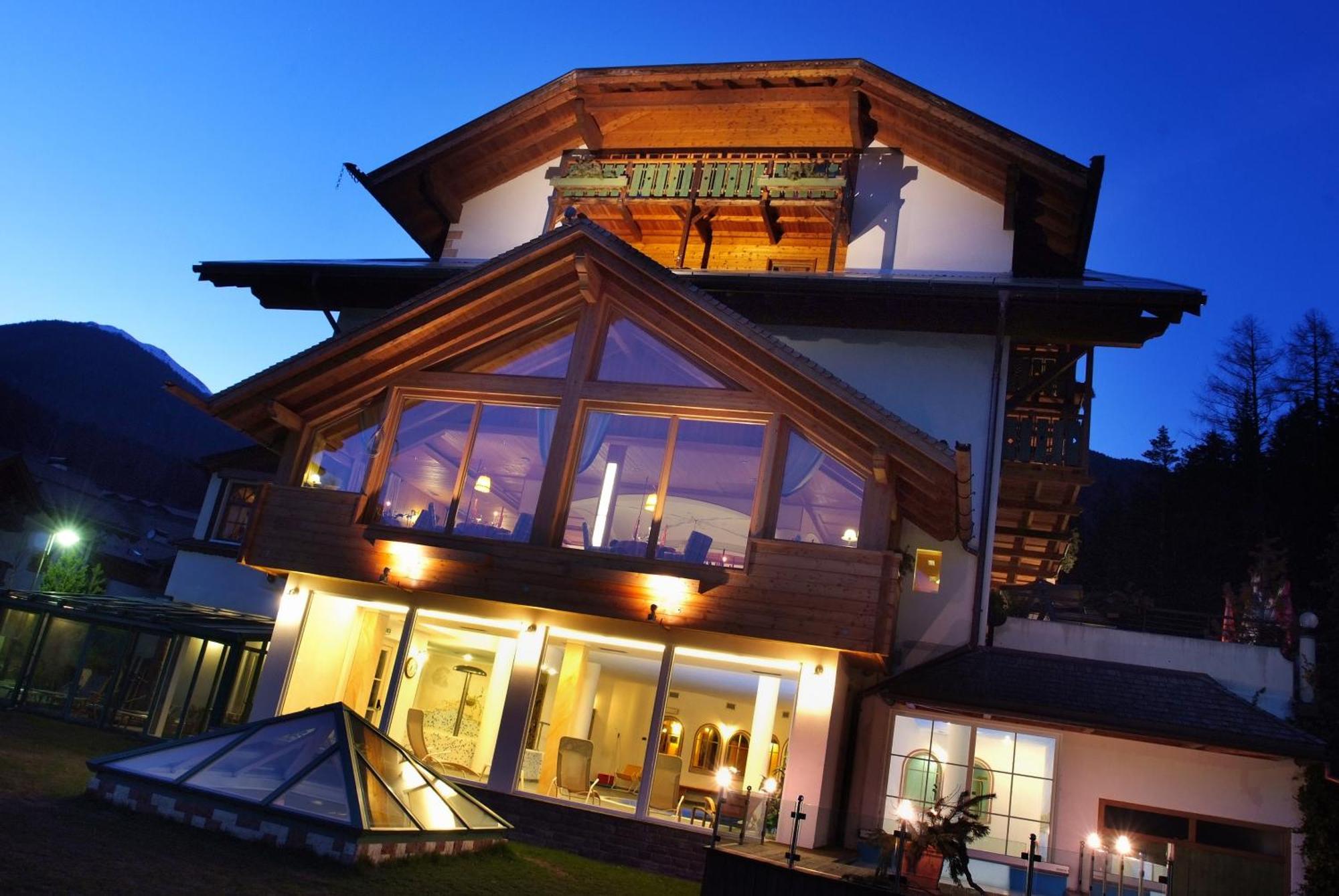 Berghotel Miramonti Tesero Buitenkant foto
